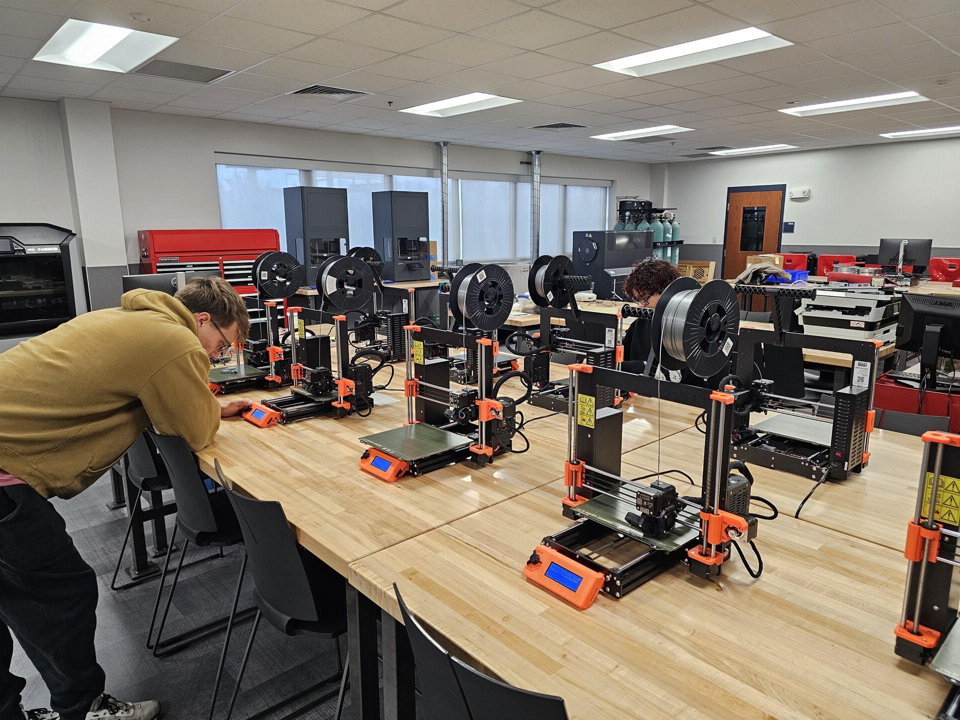 tech/product-design/Vincennes-University-CAD-Lab-Students-Using-3D-Printers-2