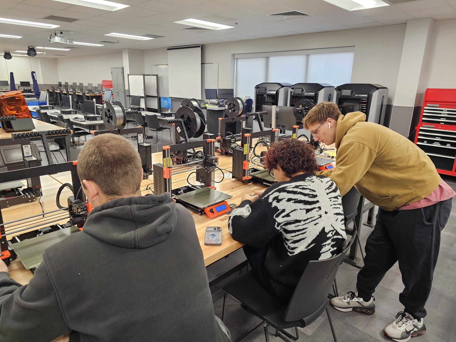 tech/product-design/Vincennes-University-CAD-Lab-Students-Using-3D-Printers-7